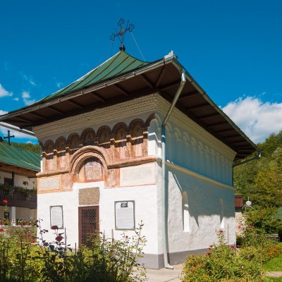 Biserica Sfintei Mănăstiri Iezer