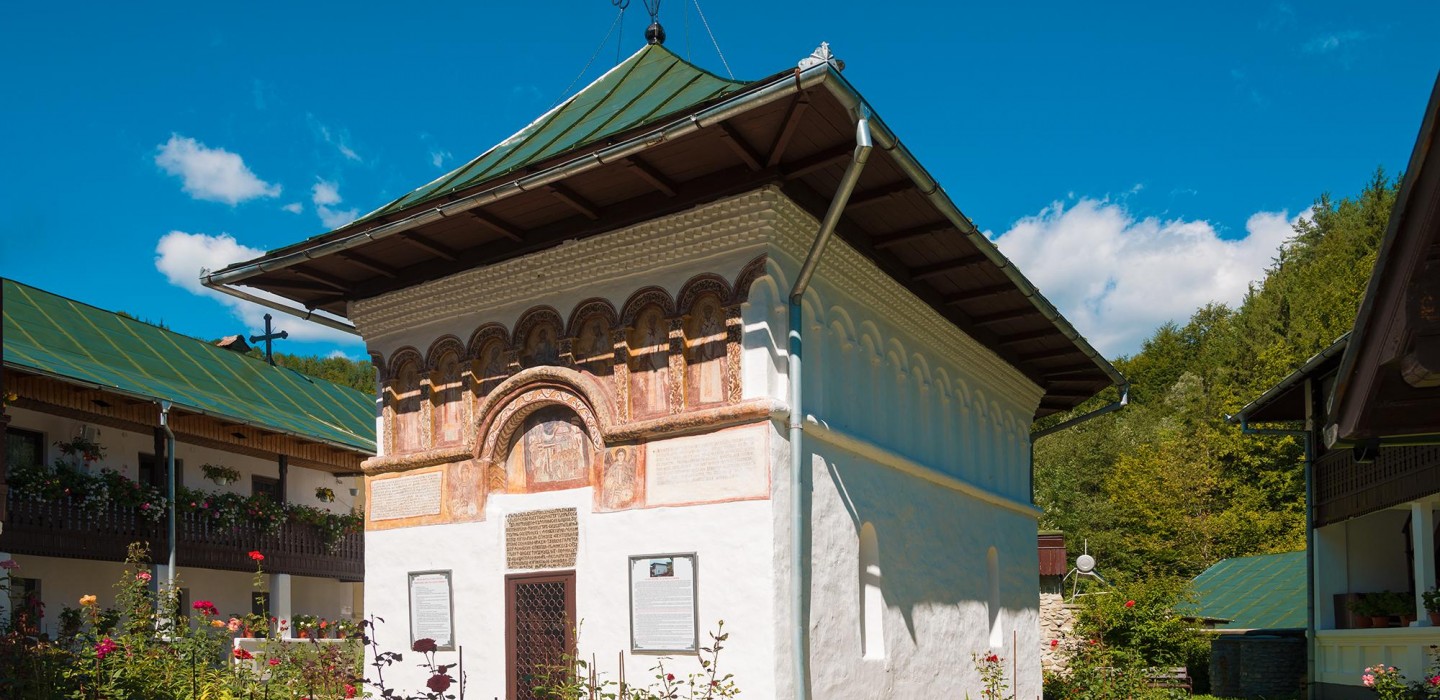 Biserica Sfintei Mănăstiri Iezer