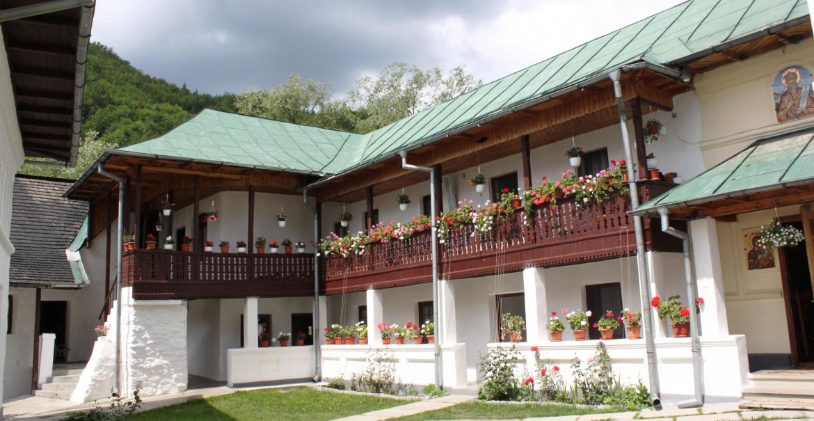 Chiliile Sfintei Mănăstiri Iezer