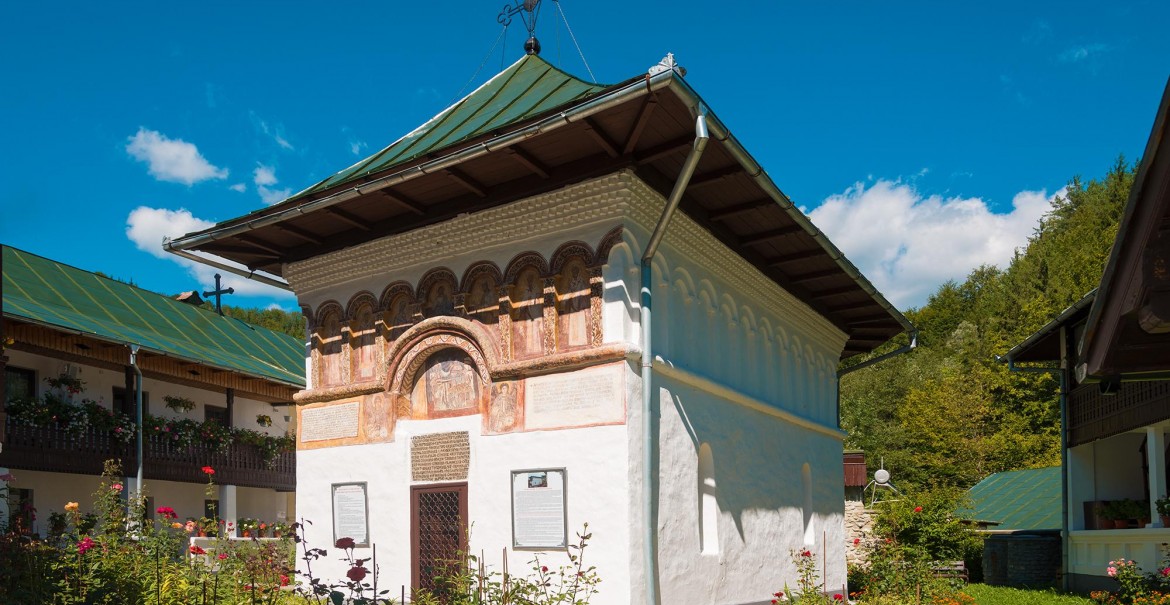 Biserica Sfintei Mănăstiri Iezer