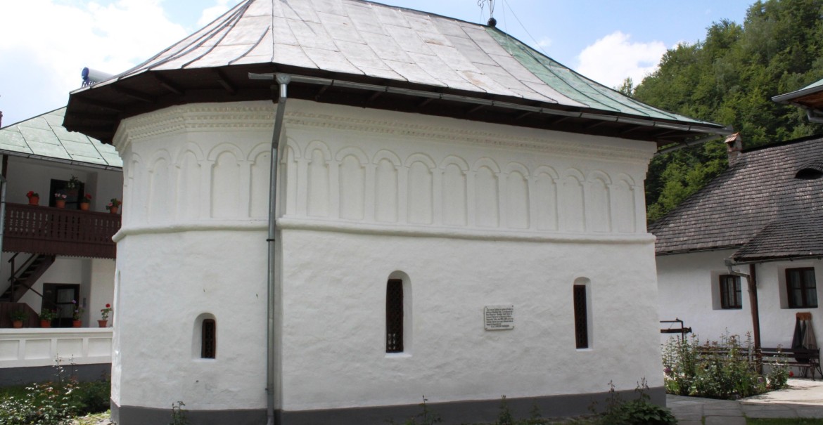Biserica Sfintei Mănăstiri Iezer