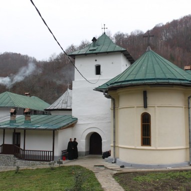 Sfânta Mănăstire Iezer